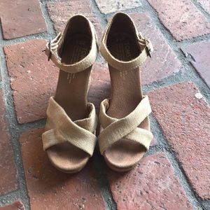 Toms Natural linen wedges size W 5.5
